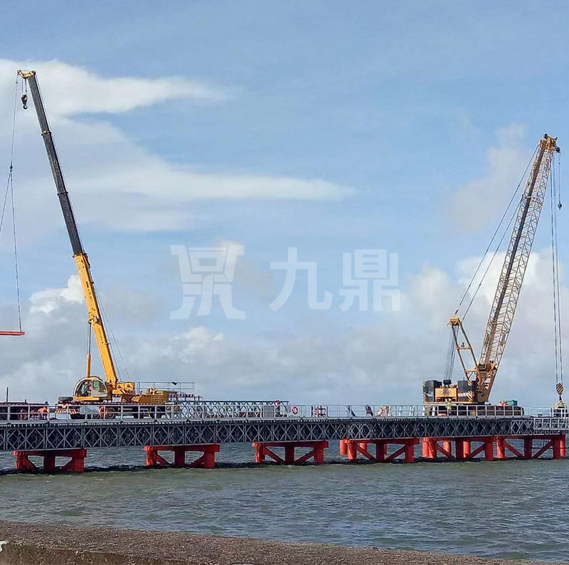 貝雷橋通過(guò)支撐架連接成型